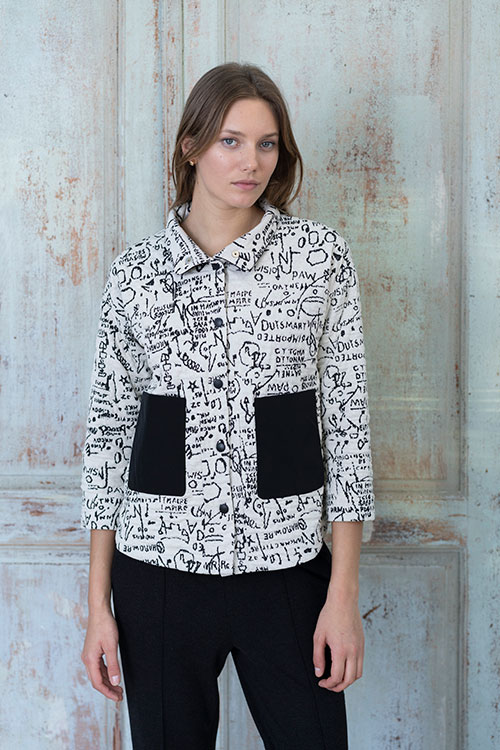 Chaqueta con estampado graffiti y bolsillos en contraste