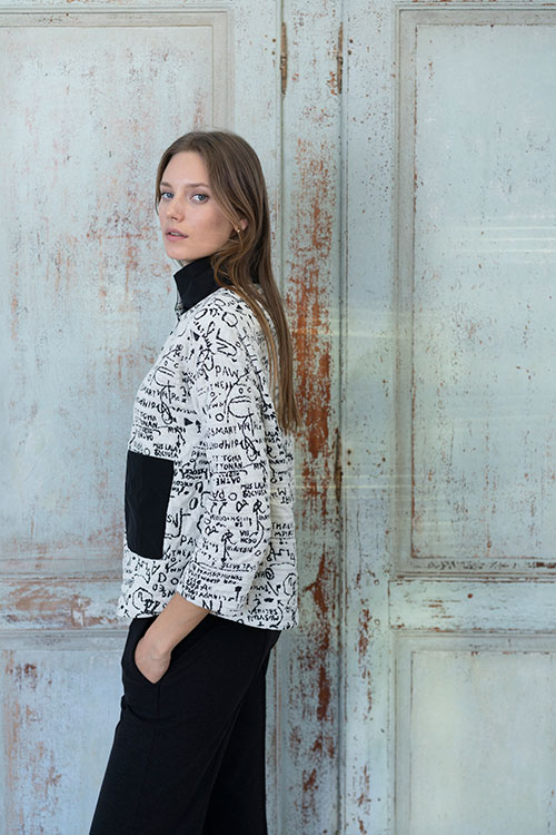 Chaqueta con estampado graffiti y bolsillos en contraste