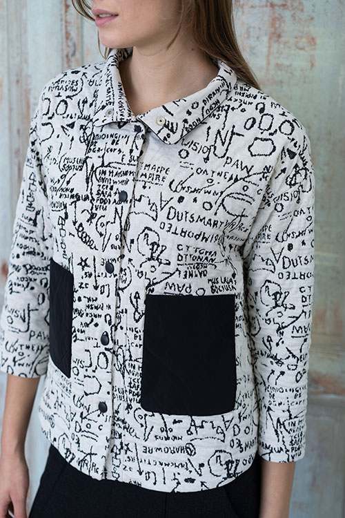 Chaqueta con estampado graffiti y bolsillos en contraste