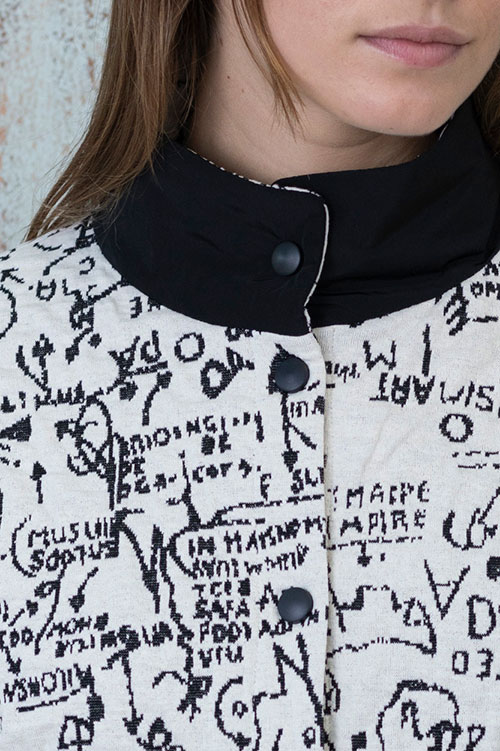 Chaqueta con estampado graffiti y bolsillos en contraste