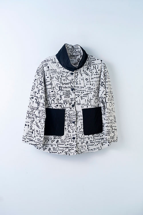 Chaqueta con estampado graffiti y bolsillos en contraste