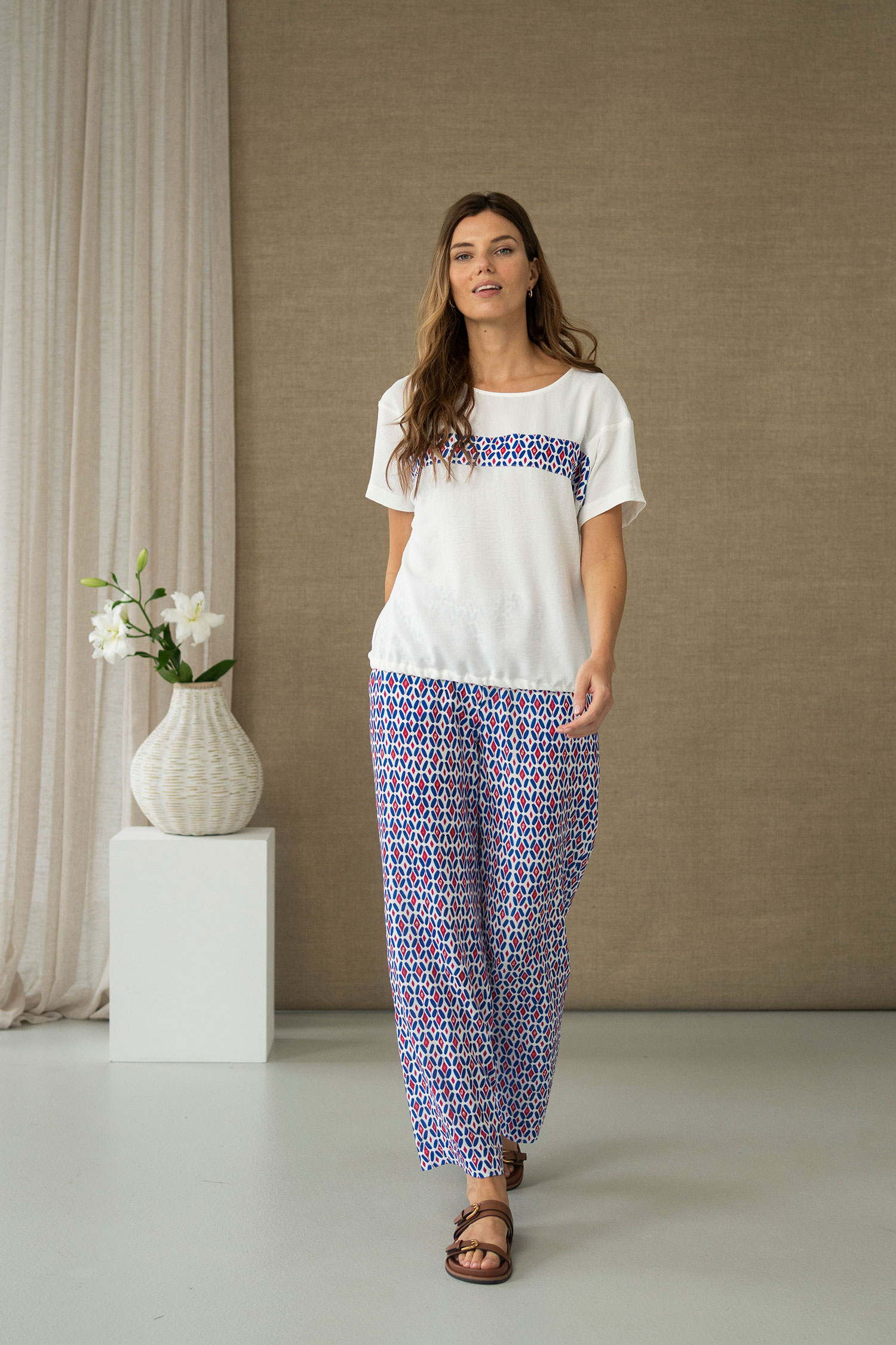 Pantalón fluido estampado con cintura elástica