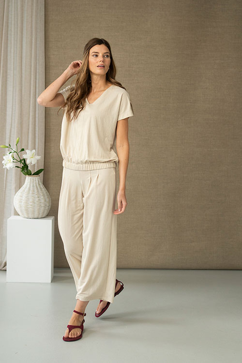 Pantalón fluido cropped en beige