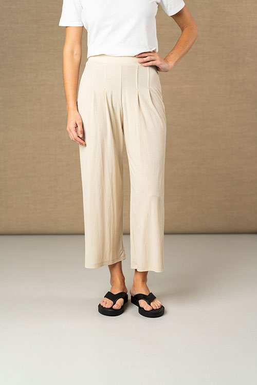 Pantalón fluido cropped en beige