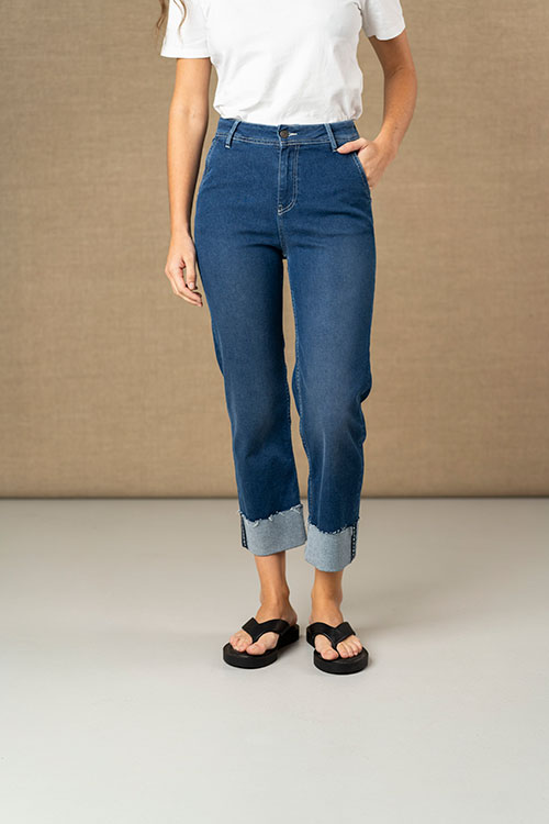 Vaquero cropped con bajo vuelto