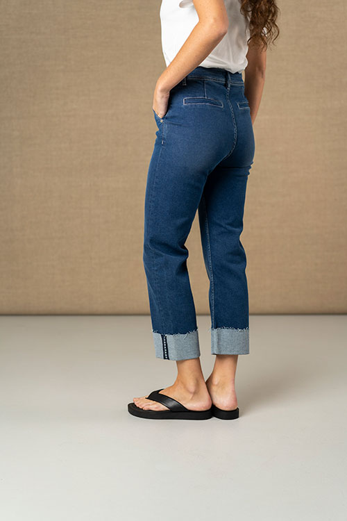 Vaquero cropped con bajo vuelto