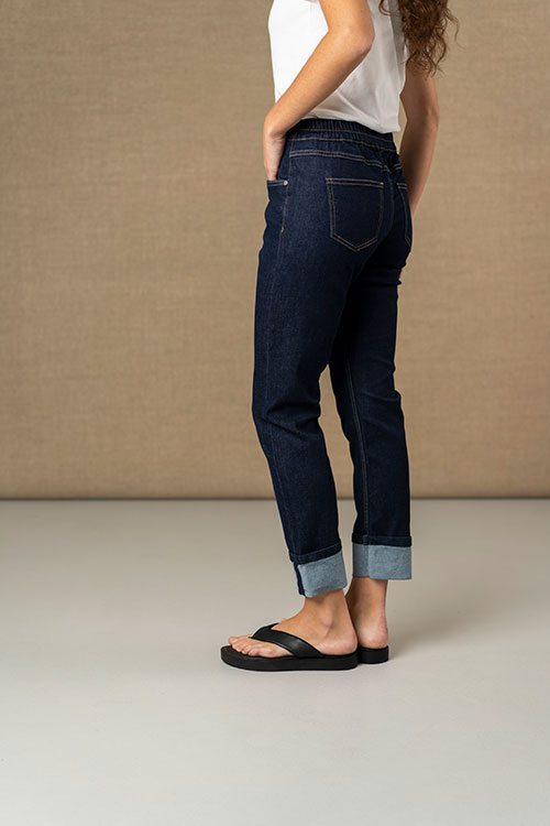 Vaquero recto oscuro con bajo vuelto