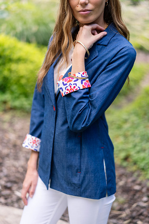 Blazer denim con detalles en contraste