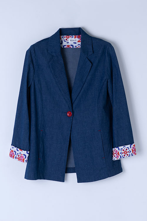 Blazer denim con detalles en contraste