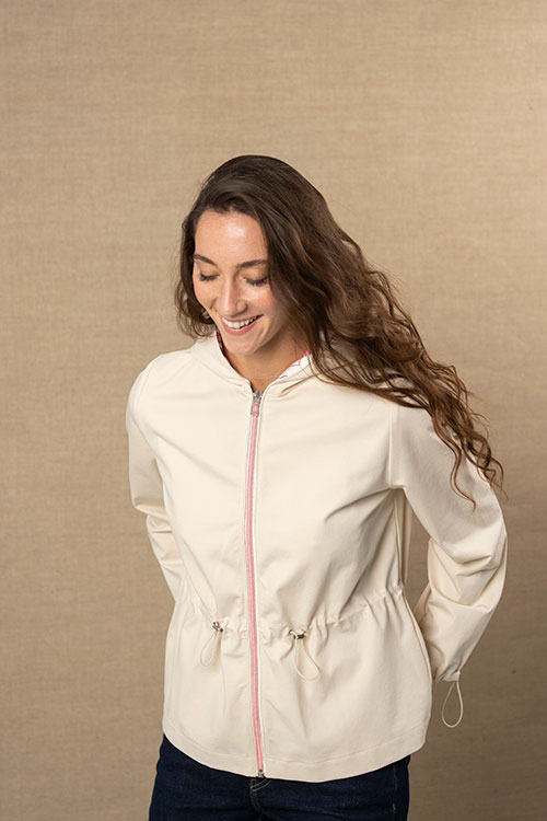 Chaqueta con capucha y cremallera