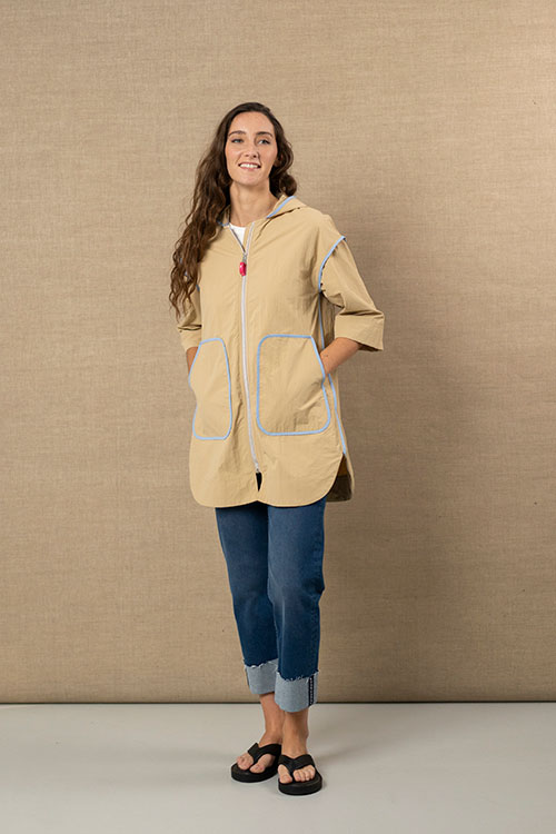 Parka larga con capucha en beige