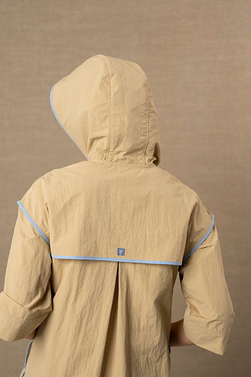 Parka larga con capucha en beige