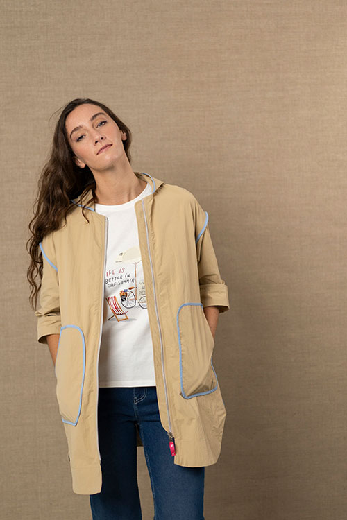 Parka larga con capucha en beige
