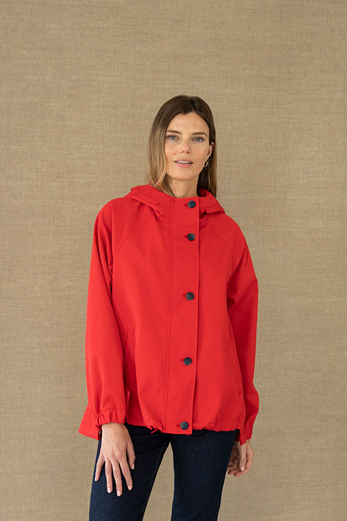 Parka roja con capucha y bajo asimétrico