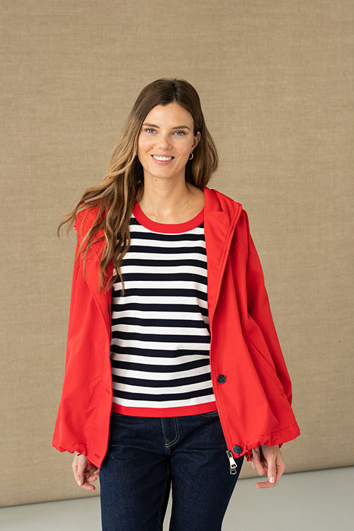 Parka roja con capucha y bajo asimétrico