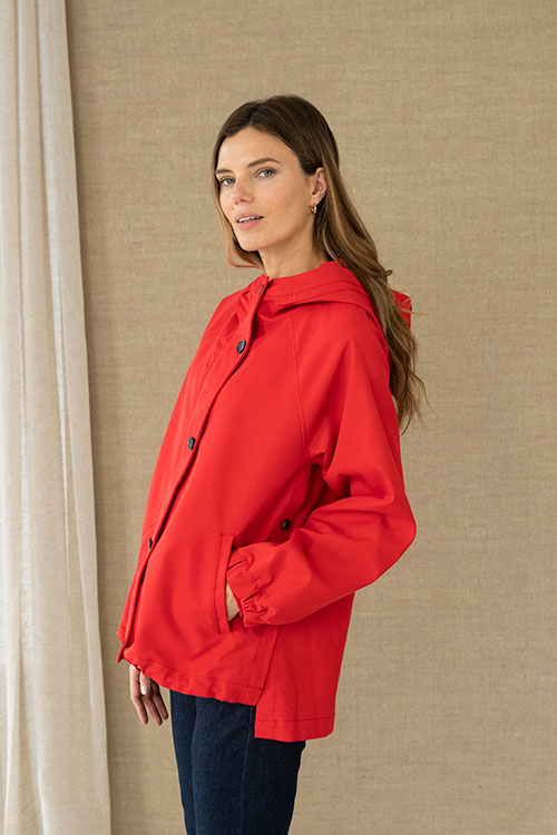 Parka roja con capucha y bajo asimétrico