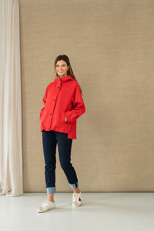 Parka roja con capucha y bajo asimétrico