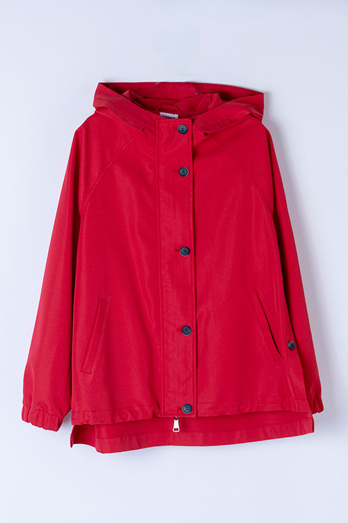 Parka roja con capucha y bajo asimétrico