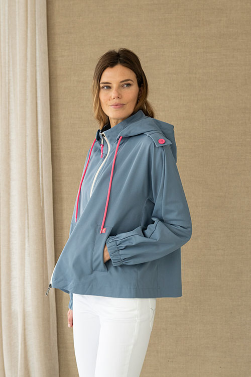 Parka corta azul con capucha y detalles en contraste