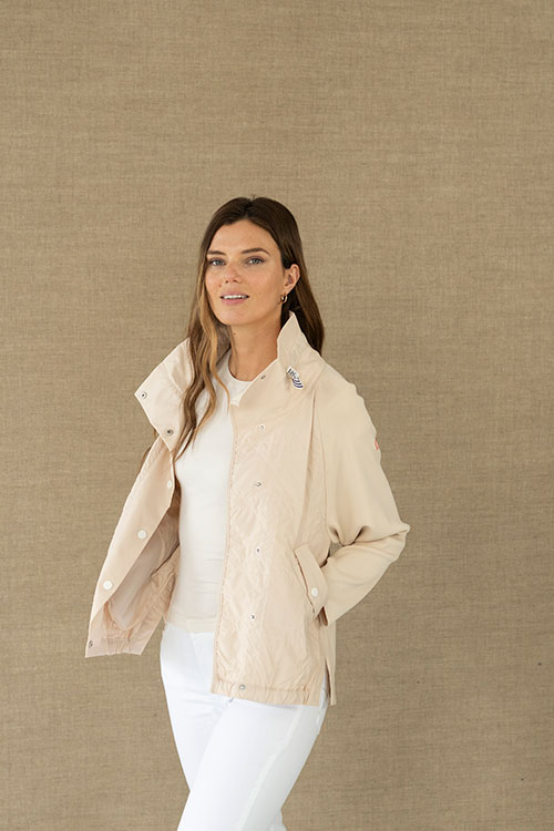 Parka corta beige combinada