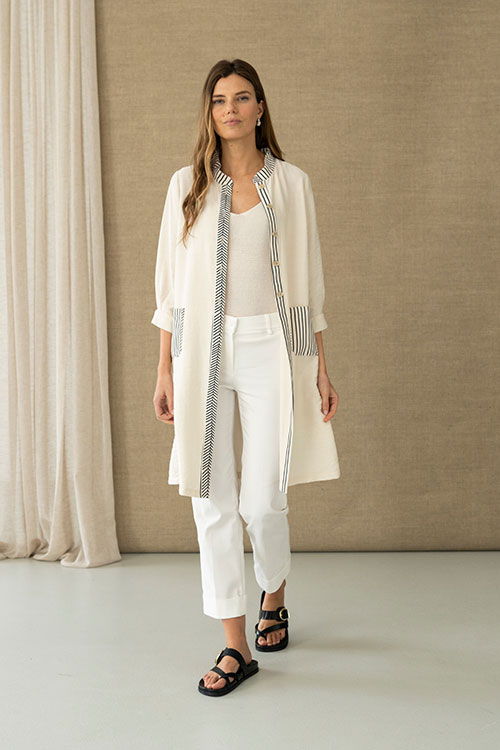 Chaqueta larga en crudo con detalles a contraste