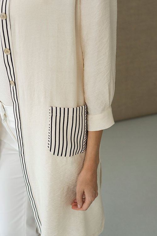 Chaqueta larga en crudo con detalles a contraste