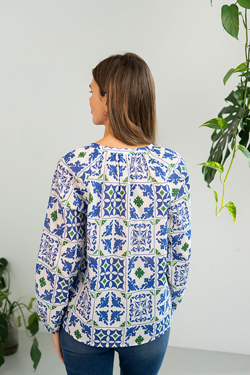 Camisa estampada en azul y verde