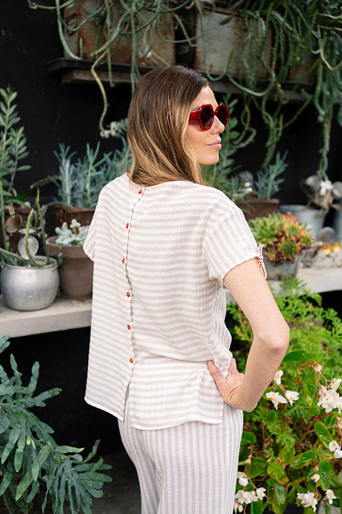 Camisa fluida de rayas beige con detalle en mangas