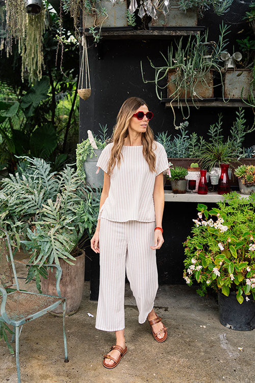 Camisa fluida de rayas beige con detalle en mangas
