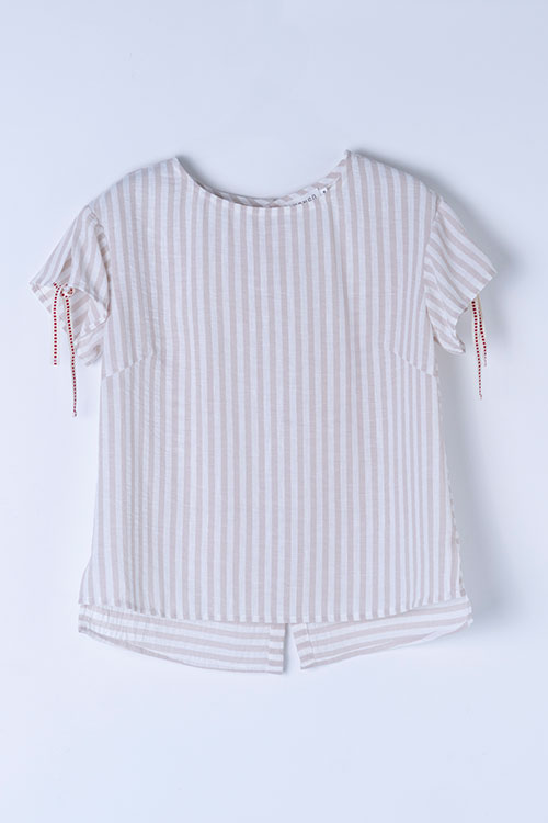 Camisa fluida de rayas beige con detalle en mangas