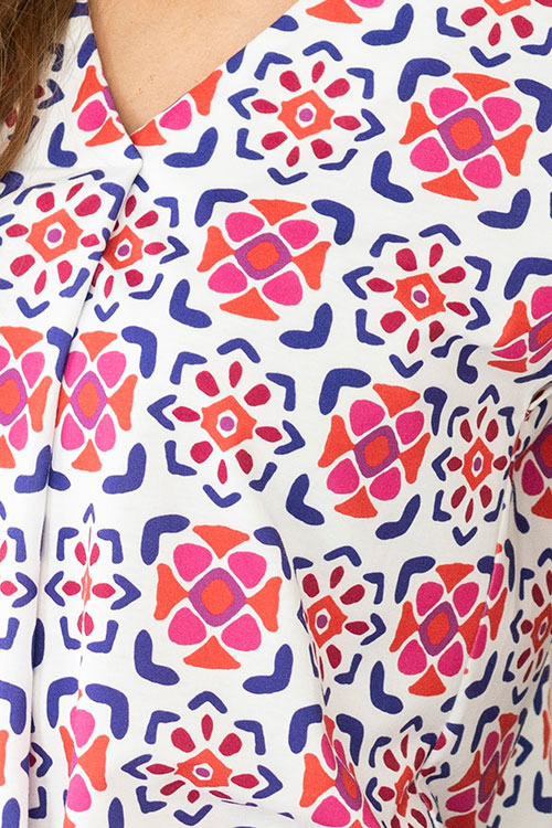 Camiseta estampada multicolor con escote pico