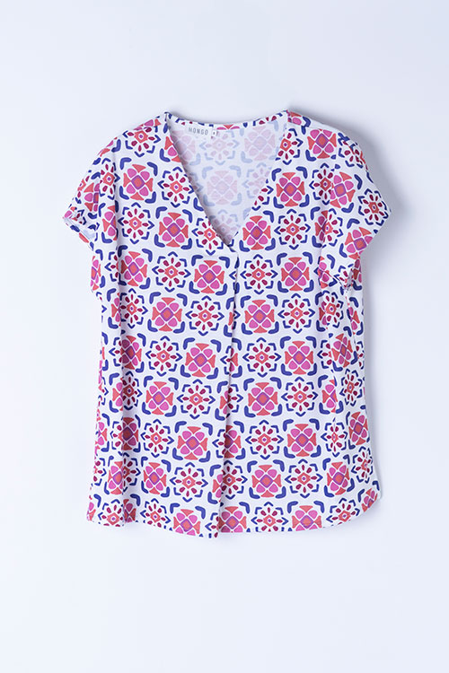 Camiseta estampada multicolor con escote pico