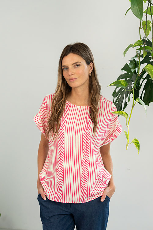 Blusa fluida de rayas color fresa con manga murciélago