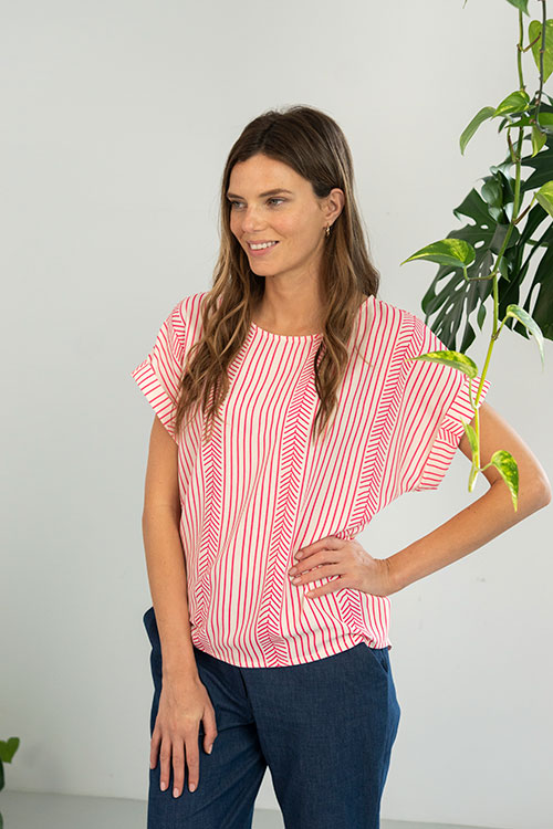 Blusa fluida de rayas color fresa con manga murciélago