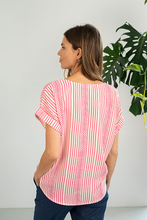 Blusa fluida de rayas color fresa con manga murciélago