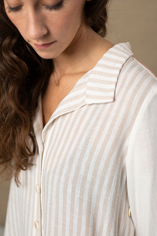 Camisa fluida bicolor de rayas beige con botones laterales