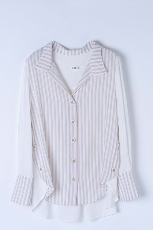 Camisa fluida bicolor de rayas beige con botones laterales
