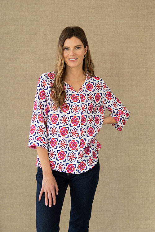Blusa fluida estampada con cuello pico y manga francesa