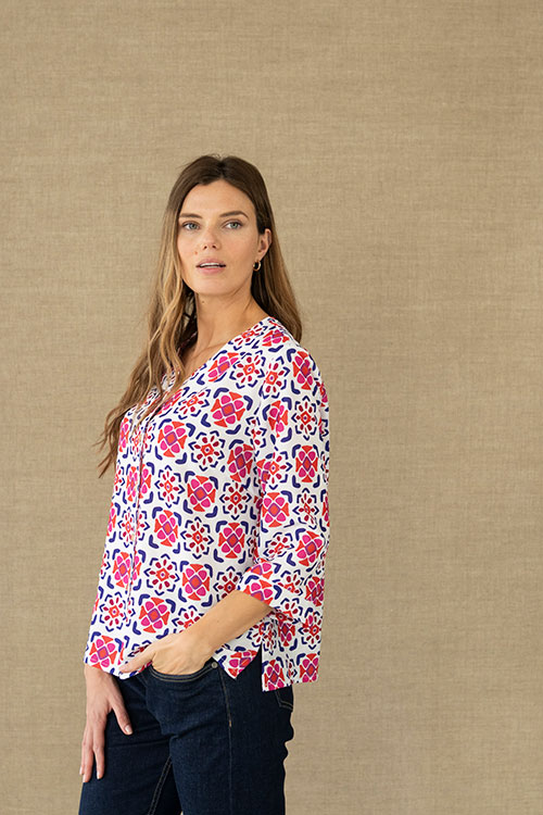 Blusa fluida estampada con cuello pico y manga francesa