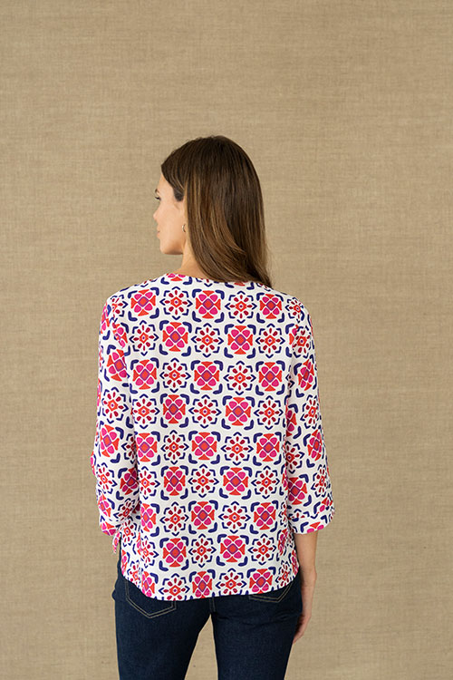 Blusa fluida estampada con cuello pico y manga francesa