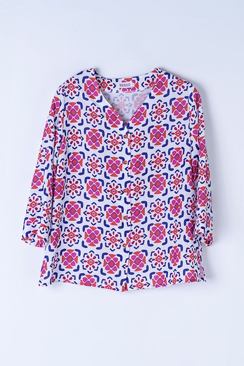 Blusa fluida estampada con cuello pico y manga francesa
