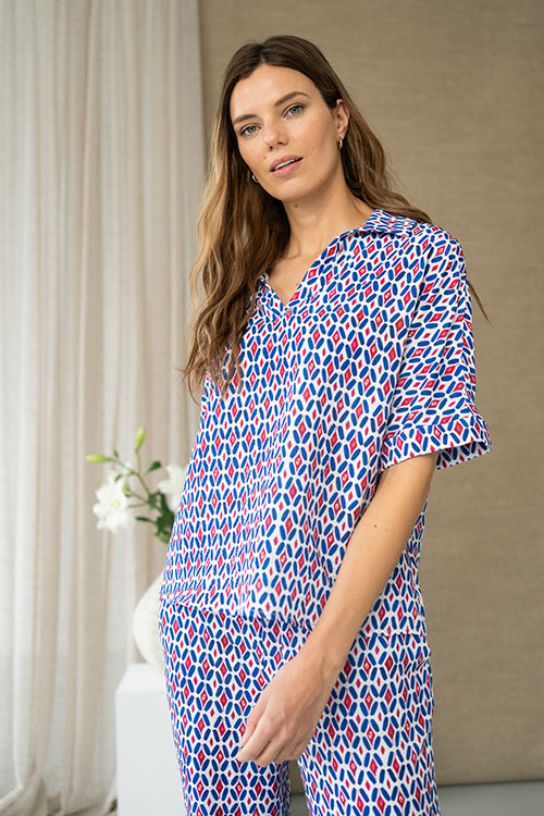 Blusa fluida estampada en tonos azul y rojo con escote en pico