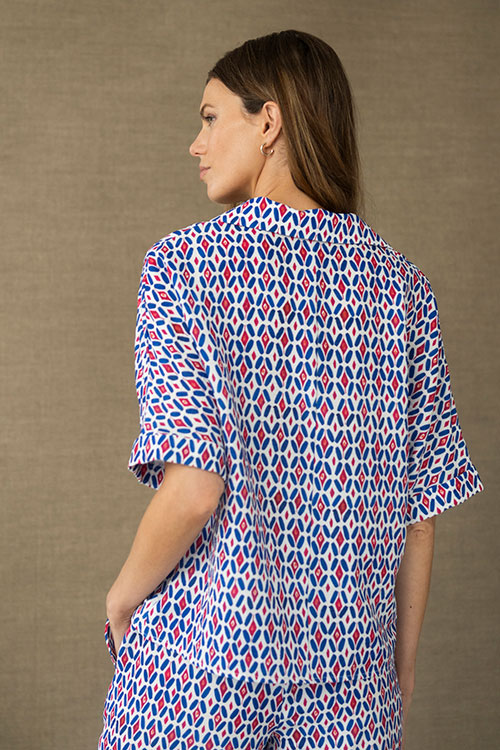 Blusa fluida estampada en tonos azul y rojo con escote en pico