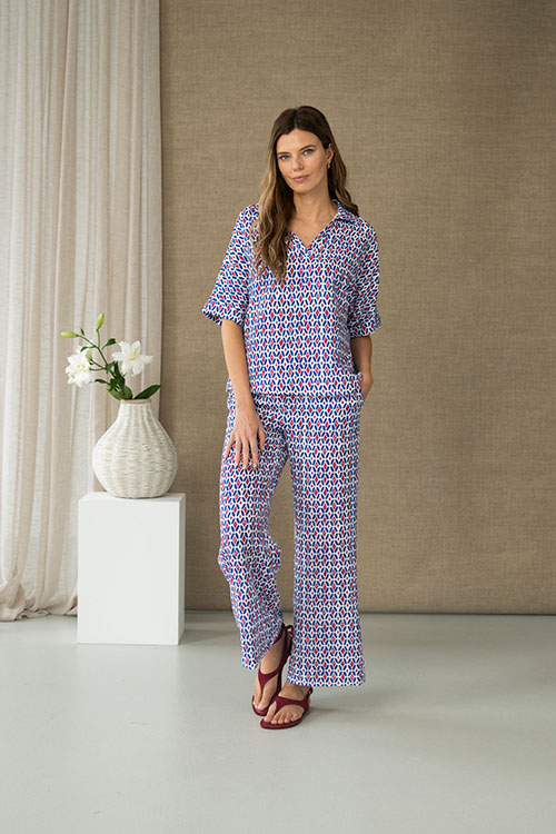 Blusa fluida estampada en tonos azul y rojo con escote en pico