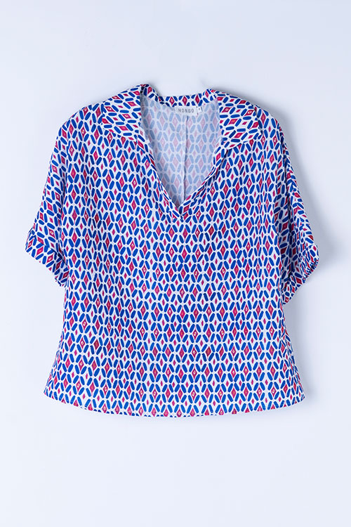 Blusa fluida estampada en tonos azul y rojo con escote en pico