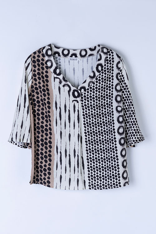 Blusa fluida estampada en tonos neutros con manga acampanada