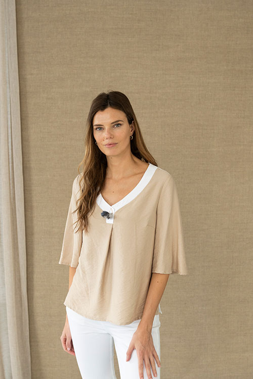 Blusa fluida beige con escote en V y manga acampanada