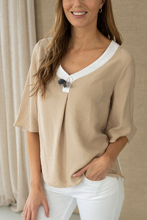 Blusa fluida beige con escote en V y manga acampanada