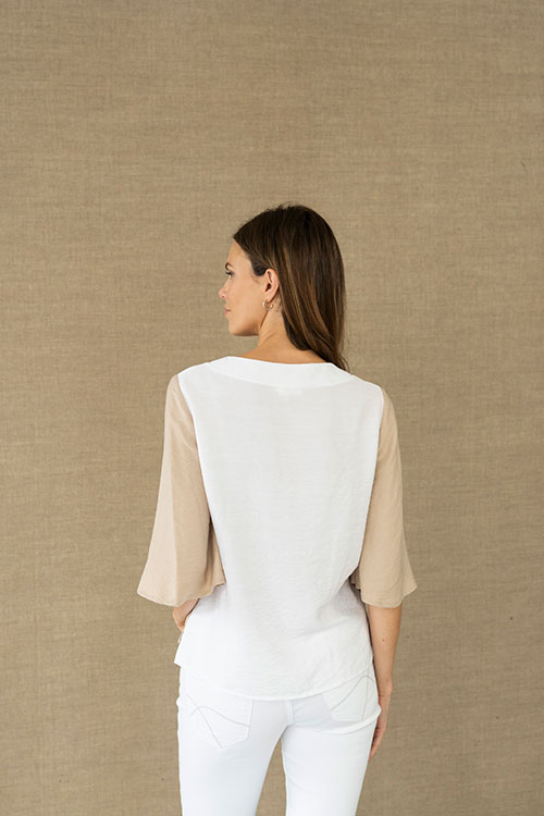 Blusa fluida beige con escote en V y manga acampanada