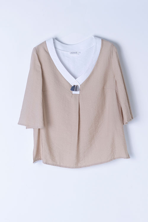 Blusa fluida beige con escote en V y manga acampanada